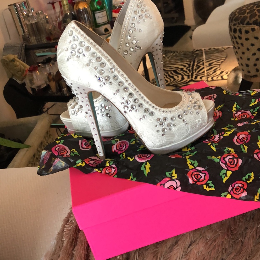 Heels - Picture 4 of 4